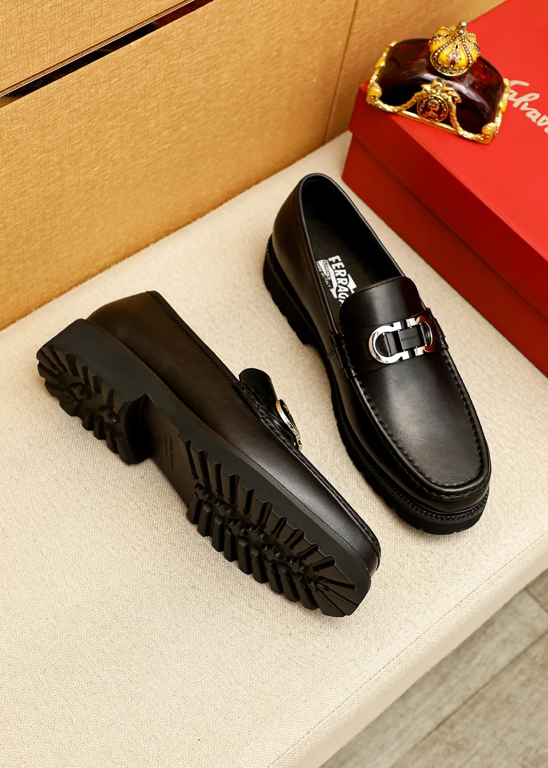 Men's shoes 💰560 💐 Product trademark: Ferragamo "Ferragamo" casual leather shoes Regular size: 38-44 (45.46🉑️customized) Product materials: Selected imported first-layer calfskin upper + original hardware buckle, imported water-dyed cowhide leather lining. Strong three-dimensional visual effect, original outsole color: 1⃣️color optional